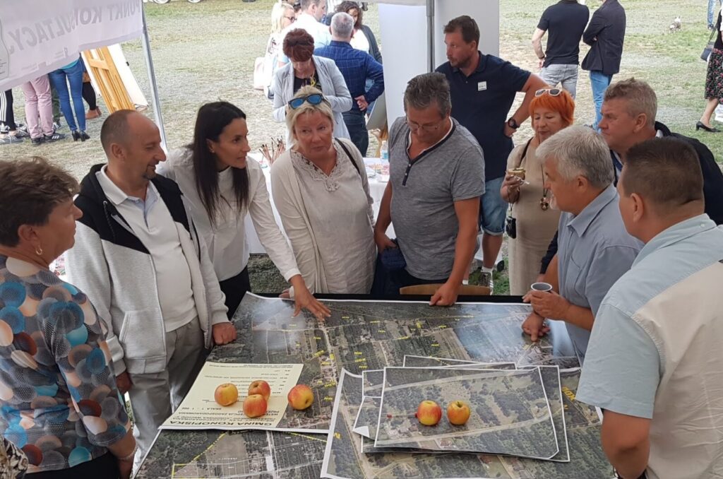 ludzie w trakcie konsultacji społecznych