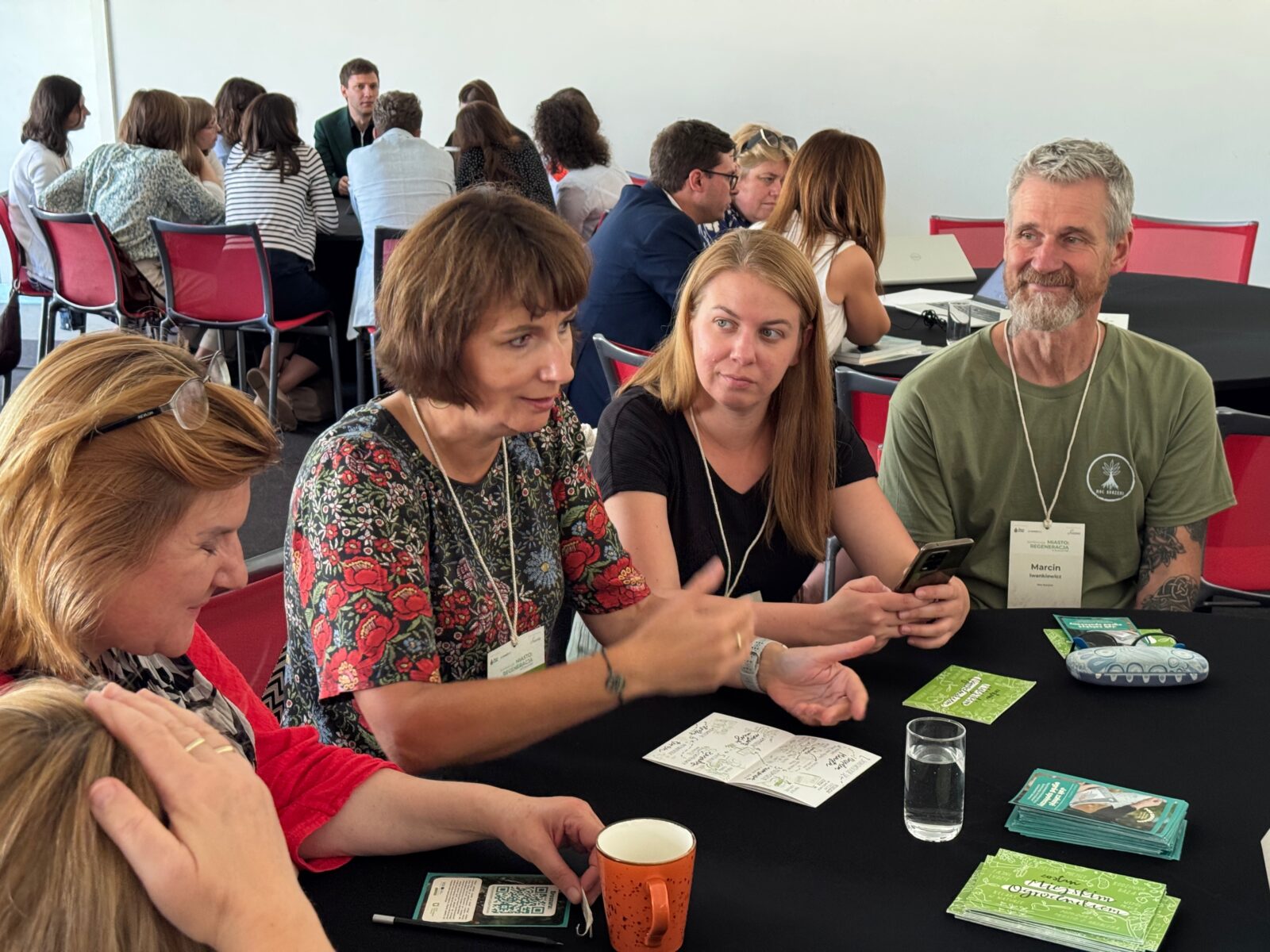 ludzie w trakcie warsztatów