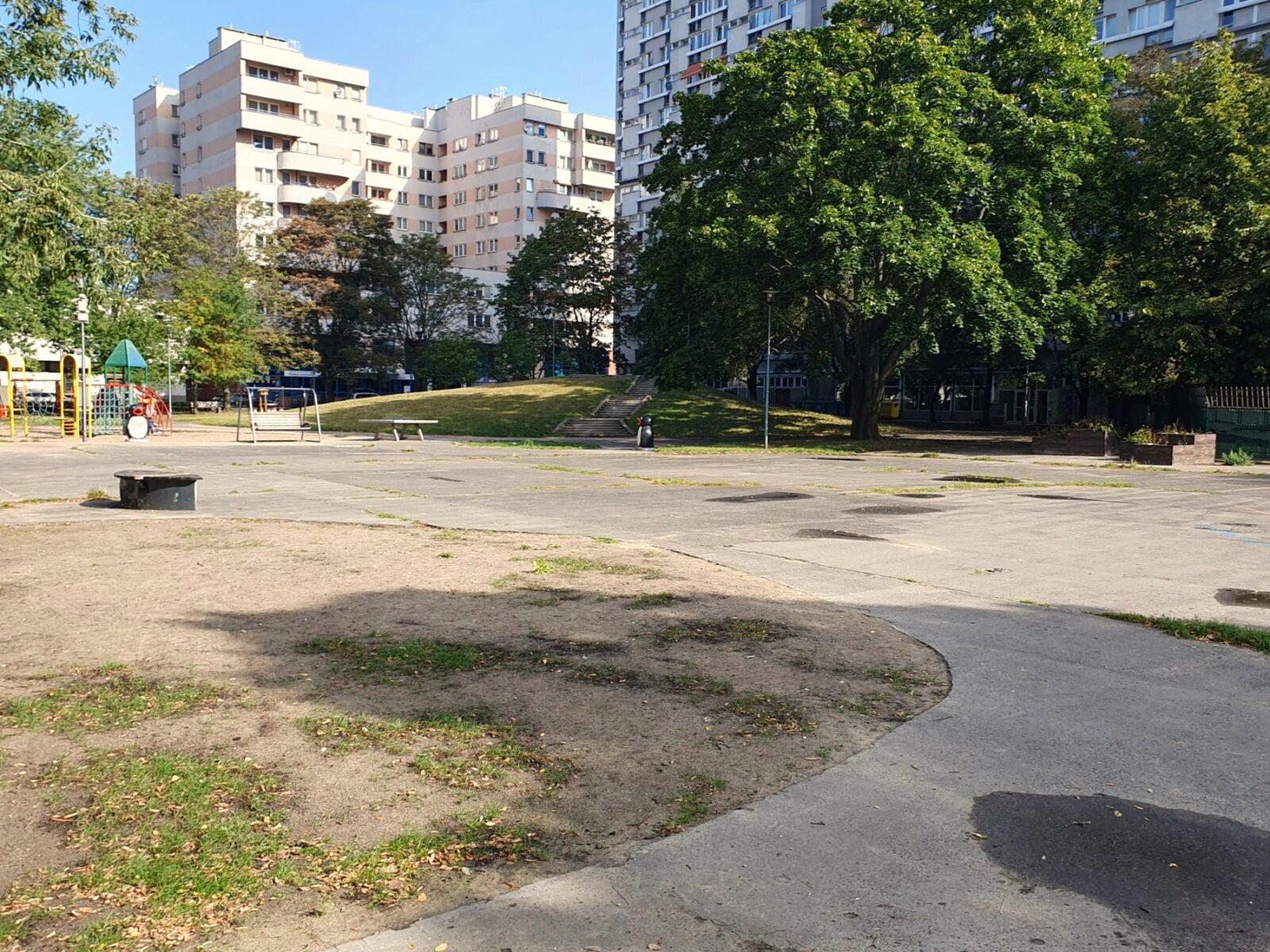 wybetonowane podwórko